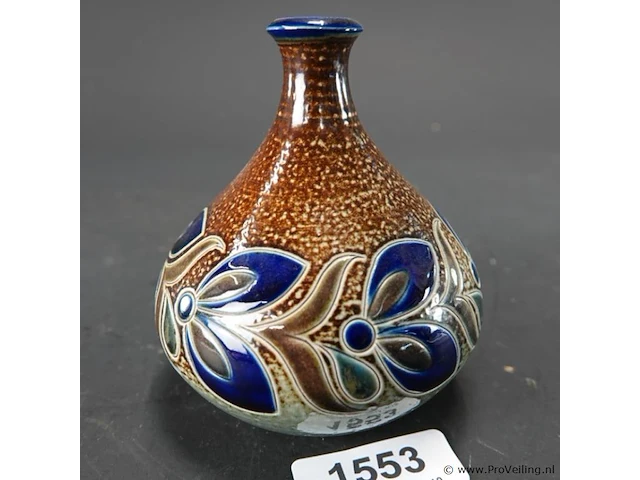 Vintage duitse keramieken vaas met zoutglazuur en kobaltblauwe bloemmotieven, kenmerkend voor de traditionele westerwald-stijl - afbeelding 1 van  5