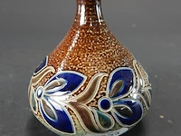 Vintage duitse keramieken vaas met zoutglazuur en kobaltblauwe bloemmotieven, kenmerkend voor de traditionele westerwald-stijl
