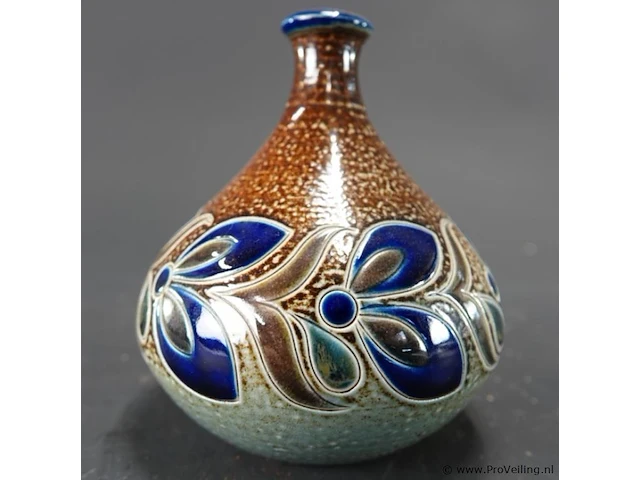 Vintage duitse keramieken vaas met zoutglazuur en kobaltblauwe bloemmotieven, kenmerkend voor de traditionele westerwald-stijl - afbeelding 2 van  5