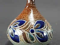 Vintage duitse keramieken vaas met zoutglazuur en kobaltblauwe bloemmotieven, kenmerkend voor de traditionele westerwald-stijl - afbeelding 2 van  5