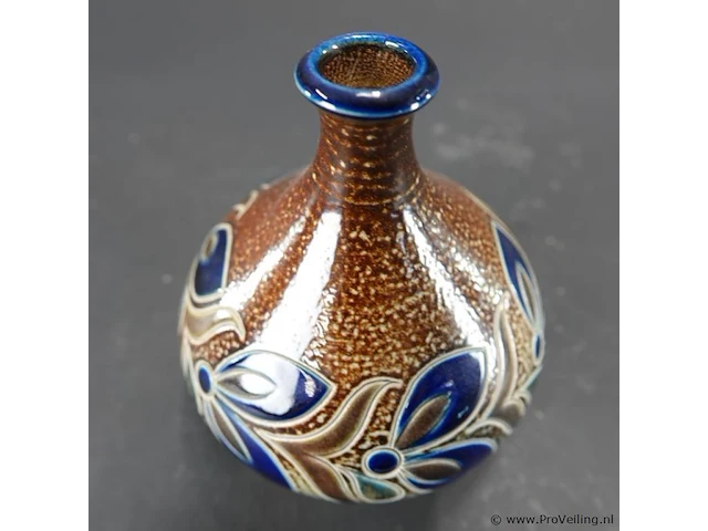 Vintage duitse keramieken vaas met zoutglazuur en kobaltblauwe bloemmotieven, kenmerkend voor de traditionele westerwald-stijl - afbeelding 3 van  5