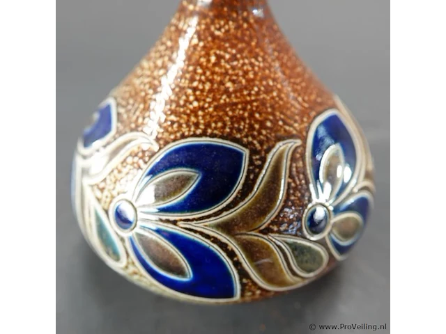 Vintage duitse keramieken vaas met zoutglazuur en kobaltblauwe bloemmotieven, kenmerkend voor de traditionele westerwald-stijl - afbeelding 4 van  5