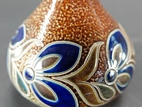 Vintage duitse keramieken vaas met zoutglazuur en kobaltblauwe bloemmotieven, kenmerkend voor de traditionele westerwald-stijl - afbeelding 4 van  5