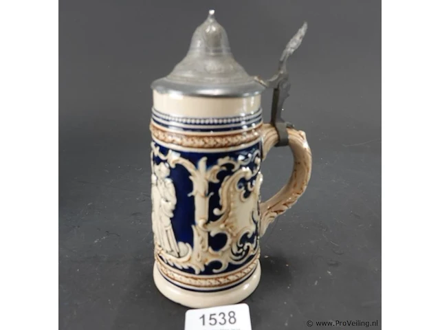 Vintage duitse keramische bierpul met kobaltblauw reliëf en een tinnen deksel - afbeelding 1 van  5