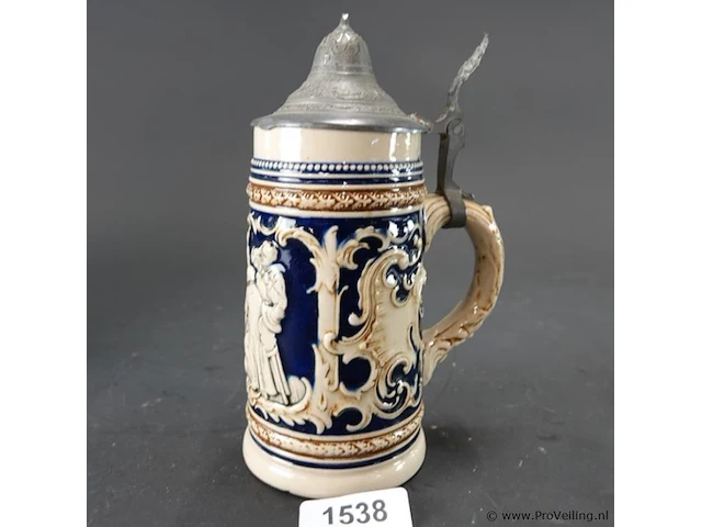 Vintage duitse keramische bierpul met kobaltblauw reliëf en een tinnen deksel - afbeelding 2 van  5