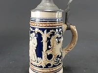 Vintage duitse keramische bierpul met kobaltblauw reliëf en een tinnen deksel - afbeelding 2 van  5