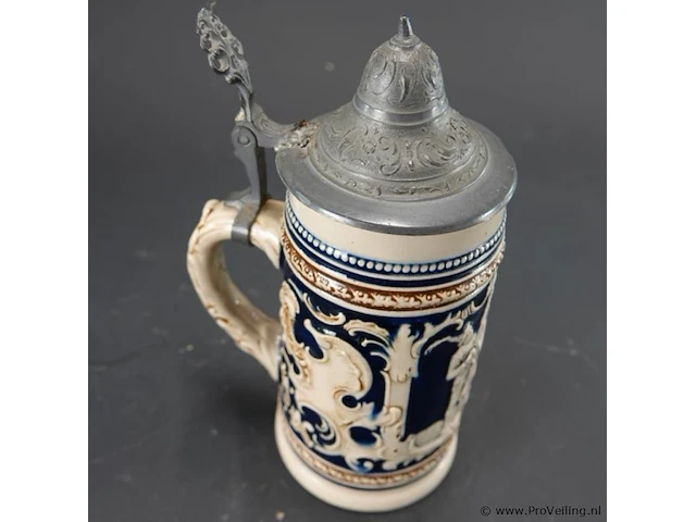 Vintage duitse keramische bierpul met kobaltblauw reliëf en een tinnen deksel - afbeelding 3 van  5