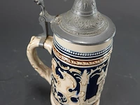 Vintage duitse keramische bierpul met kobaltblauw reliëf en een tinnen deksel - afbeelding 3 van  5