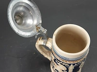 Vintage duitse keramische bierpul met kobaltblauw reliëf en een tinnen deksel - afbeelding 4 van  5