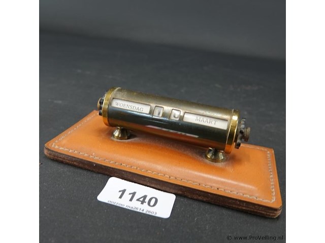 Vintage eeuwigdurende kalender gemaakt van messing op een leren basis. - afbeelding 1 van  5