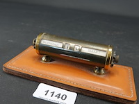 Vintage eeuwigdurende kalender gemaakt van messing op een leren basis. - afbeelding 1 van  5