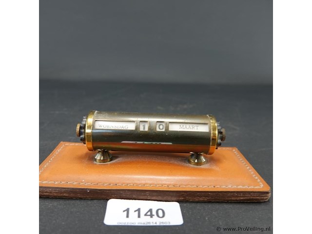 Vintage eeuwigdurende kalender gemaakt van messing op een leren basis. - afbeelding 2 van  5