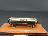 Vintage eeuwigdurende kalender gemaakt van messing op een leren basis. - afbeelding 2 van  5