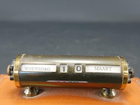Vintage eeuwigdurende kalender gemaakt van messing op een leren basis. - afbeelding 3 van  5
