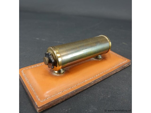 Vintage eeuwigdurende kalender gemaakt van messing op een leren basis. - afbeelding 4 van  5