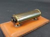 Vintage eeuwigdurende kalender gemaakt van messing op een leren basis. - afbeelding 4 van  5