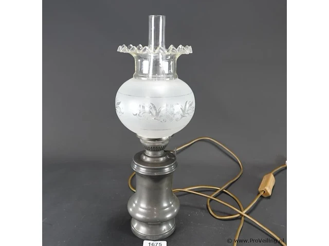 Vintage elektrische tafellamp in de stijl van een klassieke olielamp, met een tinnen voet, een matglazen bolkap met etsmotief en een glazen schoorsteen - afbeelding 1 van  5