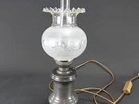 Vintage elektrische tafellamp in de stijl van een klassieke olielamp, met een tinnen voet, een matglazen bolkap met etsmotief en een glazen schoorsteen