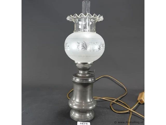 Vintage elektrische tafellamp in de stijl van een klassieke olielamp, met een tinnen voet, een matglazen bolkap met etsmotief en een glazen schoorsteen - afbeelding 2 van  5