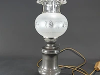 Vintage elektrische tafellamp in de stijl van een klassieke olielamp, met een tinnen voet, een matglazen bolkap met etsmotief en een glazen schoorsteen - afbeelding 2 van  5