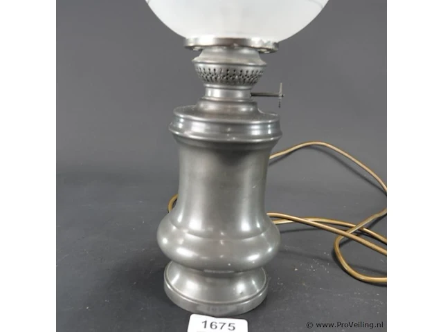 Vintage elektrische tafellamp in de stijl van een klassieke olielamp, met een tinnen voet, een matglazen bolkap met etsmotief en een glazen schoorsteen - afbeelding 3 van  5