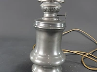 Vintage elektrische tafellamp in de stijl van een klassieke olielamp, met een tinnen voet, een matglazen bolkap met etsmotief en een glazen schoorsteen - afbeelding 3 van  5
