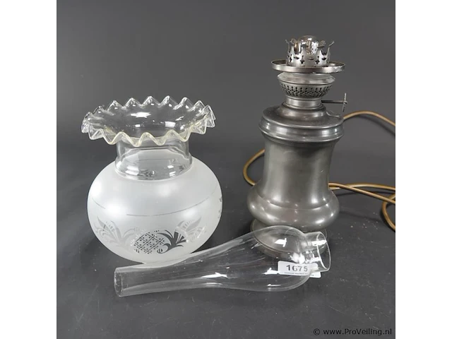 Vintage elektrische tafellamp in de stijl van een klassieke olielamp, met een tinnen voet, een matglazen bolkap met etsmotief en een glazen schoorsteen - afbeelding 4 van  5