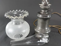 Vintage elektrische tafellamp in de stijl van een klassieke olielamp, met een tinnen voet, een matglazen bolkap met etsmotief en een glazen schoorsteen - afbeelding 4 van  5