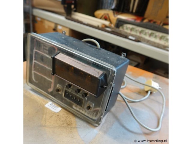 Vintage elektronisch meetinstrument of telwerk, mogelijk op basis van vroege digitale logica met een glazen buisjesdisplay (zoals een nixie- of pandicon-buis) en een mechanische rolmenteller. - afbeelding 1 van  5