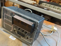 Vintage elektronisch meetinstrument of telwerk, mogelijk op basis van vroege digitale logica met een glazen buisjesdisplay (zoals een nixie- of pandicon-buis) en een mechanische rolmenteller. - afbeelding 1 van  5