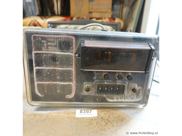 Vintage elektronisch meetinstrument of telwerk, mogelijk op basis van vroege digitale logica met een glazen buisjesdisplay (zoals een nixie- of pandicon-buis) en een mechanische rolmenteller. - afbeelding 2 van  5
