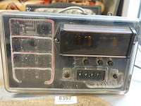 Vintage elektronisch meetinstrument of telwerk, mogelijk op basis van vroege digitale logica met een glazen buisjesdisplay (zoals een nixie- of pandicon-buis) en een mechanische rolmenteller. - afbeelding 2 van  5