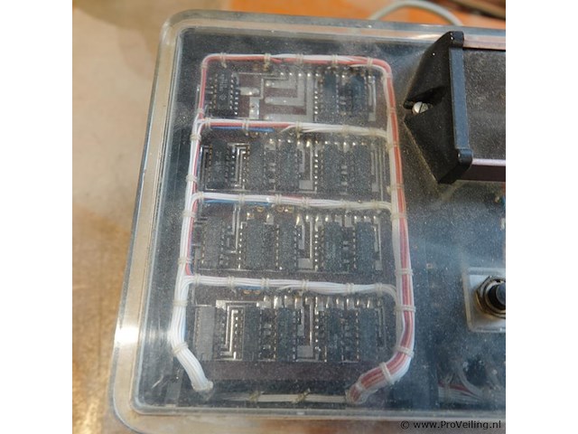 Vintage elektronisch meetinstrument of telwerk, mogelijk op basis van vroege digitale logica met een glazen buisjesdisplay (zoals een nixie- of pandicon-buis) en een mechanische rolmenteller. - afbeelding 3 van  5