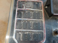 Vintage elektronisch meetinstrument of telwerk, mogelijk op basis van vroege digitale logica met een glazen buisjesdisplay (zoals een nixie- of pandicon-buis) en een mechanische rolmenteller. - afbeelding 3 van  5