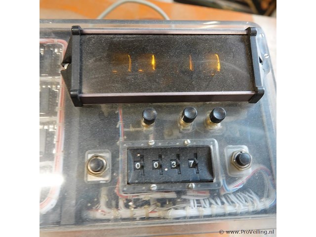 Vintage elektronisch meetinstrument of telwerk, mogelijk op basis van vroege digitale logica met een glazen buisjesdisplay (zoals een nixie- of pandicon-buis) en een mechanische rolmenteller. - afbeelding 4 van  5