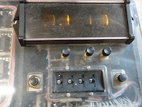Vintage elektronisch meetinstrument of telwerk, mogelijk op basis van vroege digitale logica met een glazen buisjesdisplay (zoals een nixie- of pandicon-buis) en een mechanische rolmenteller. - afbeelding 4 van  5