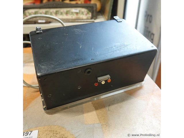 Vintage elektronisch meetinstrument of telwerk, mogelijk op basis van vroege digitale logica met een glazen buisjesdisplay (zoals een nixie- of pandicon-buis) en een mechanische rolmenteller. - afbeelding 5 van  5