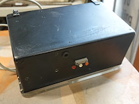 Vintage elektronisch meetinstrument of telwerk, mogelijk op basis van vroege digitale logica met een glazen buisjesdisplay (zoals een nixie- of pandicon-buis) en een mechanische rolmenteller. - afbeelding 5 van  5