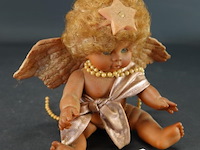 Vintage engelenpop met een porseleinen gezicht en gouden vleugels - afbeelding 1 van  5