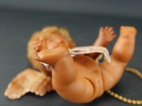 Vintage engelenpop met een porseleinen gezicht en gouden vleugels - afbeelding 5 van  5