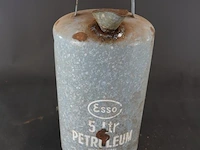 Vintage esso 5-liter petroleumkan van emaille met een grijze spikkelafwerking uit het midden van de 20e eeuw