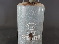 Vintage esso 5-liter petroleumkan van emaille met een grijze spikkelafwerking uit het midden van de 20e eeuw - afbeelding 2 van  6