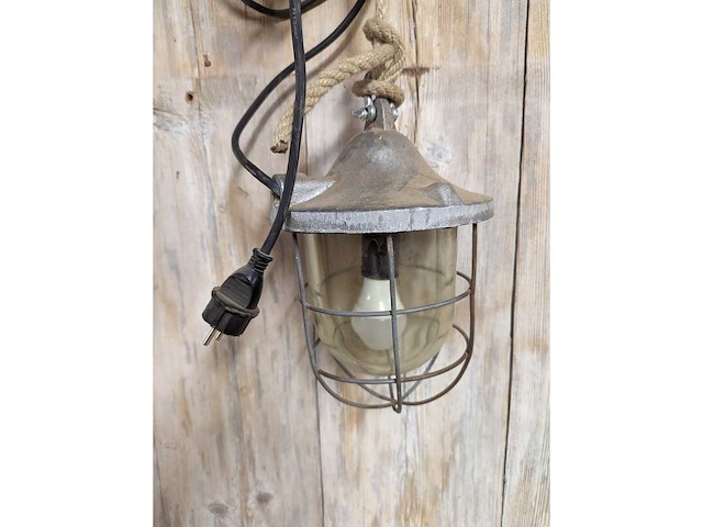 Vintage fabriekslamp - afbeelding 2 van  2