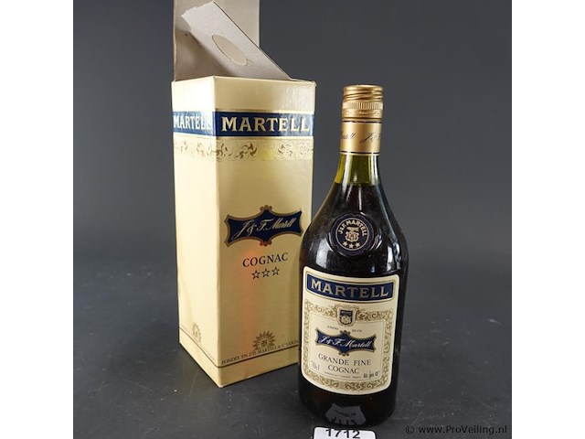 Vintage fles martell grande fine cognac, waarschijnlijk geproduceerd tussen de jaren 1960 en 1980. - afbeelding 1 van  5