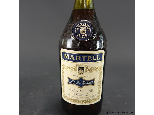 Vintage fles martell grande fine cognac, waarschijnlijk geproduceerd tussen de jaren 1960 en 1980. - afbeelding 2 van  5