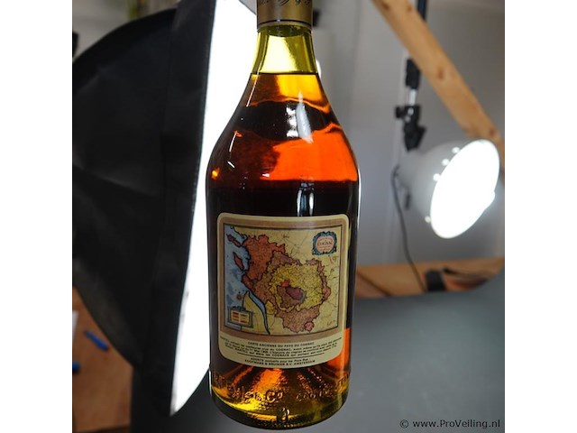 Vintage fles martell grande fine cognac, waarschijnlijk geproduceerd tussen de jaren 1960 en 1980. - afbeelding 4 van  5