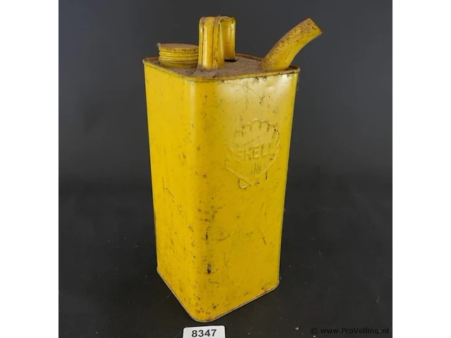 Vintage gele metalen shell-oliekan of petroleumblik, vermoedelijk uit de jaren 50. het blik heeft een reliëf van het klassieke shell-pectenlogo op de zijkant, een vaste schenktuit en een schroefdop - afbeelding 1 van  5