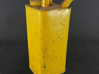 Vintage gele metalen shell-oliekan of petroleumblik, vermoedelijk uit de jaren 50. het blik heeft een reliëf van het klassieke shell-pectenlogo op de zijkant, een vaste schenktuit en een schroefdop