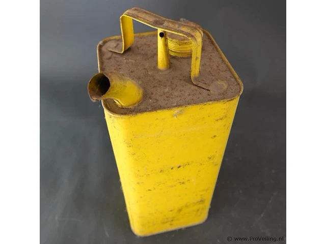 Vintage gele metalen shell-oliekan of petroleumblik, vermoedelijk uit de jaren 50. het blik heeft een reliëf van het klassieke shell-pectenlogo op de zijkant, een vaste schenktuit en een schroefdop - afbeelding 3 van  5