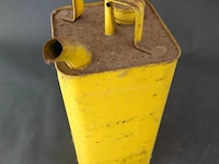 Vintage gele metalen shell-oliekan of petroleumblik, vermoedelijk uit de jaren 50. het blik heeft een reliëf van het klassieke shell-pectenlogo op de zijkant, een vaste schenktuit en een schroefdop - afbeelding 3 van  5